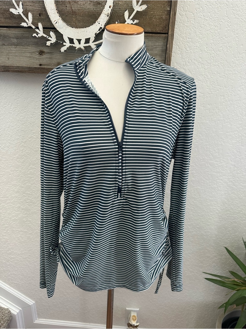 Carve Striped Quarter-Zip Long Sleeve Rash guard Top in Navy and White L